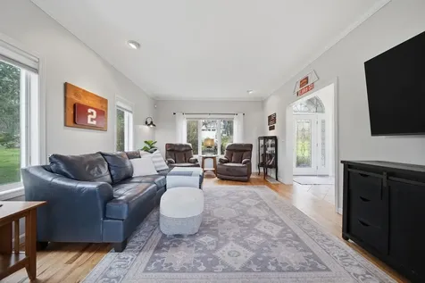 8 Ledgewood Drive Londonderry NH 03053