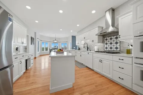 8 Ledgewood Drive Londonderry NH 03053