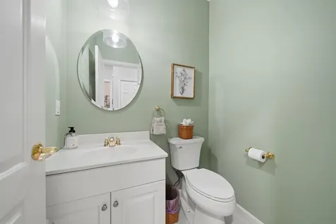 8 Ledgewood Drive Londonderry NH 03053