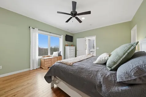 8 Ledgewood Drive Londonderry NH 03053