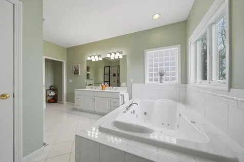 8 Ledgewood Drive Londonderry NH 03053