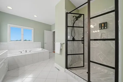 8 Ledgewood Drive Londonderry NH 03053