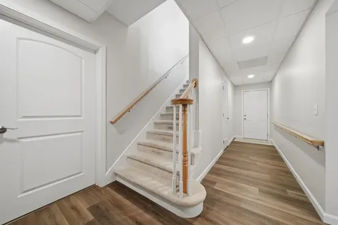 8 Ledgewood Drive Londonderry NH 03053