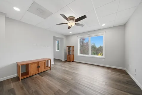 8 Ledgewood Drive Londonderry NH 03053