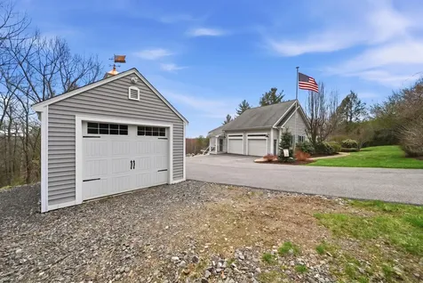 8 Ledgewood Drive Londonderry NH 03053