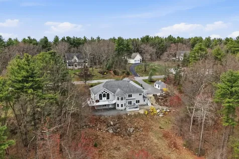 8 Ledgewood Drive Londonderry NH 03053