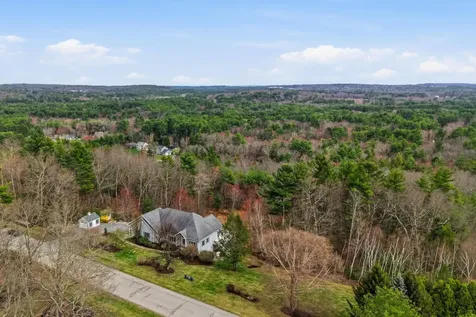 8 Ledgewood Drive Londonderry NH 03053