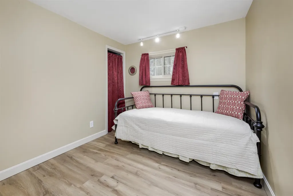 10 Shorewood Estates Road Unity NH 03773