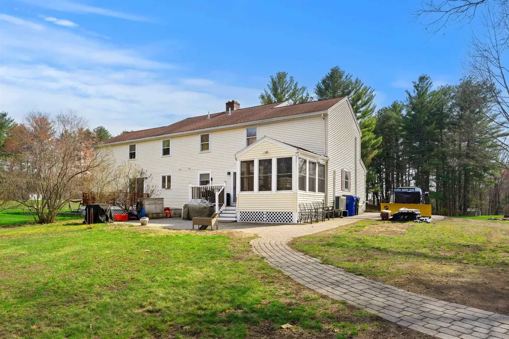 27 Reed Street Londonderry NH 03053