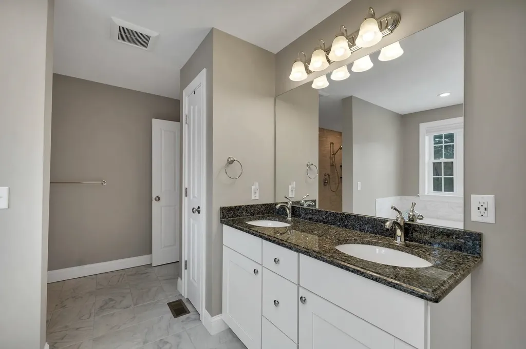 26 Lamplighter Lane Salem NH 03079