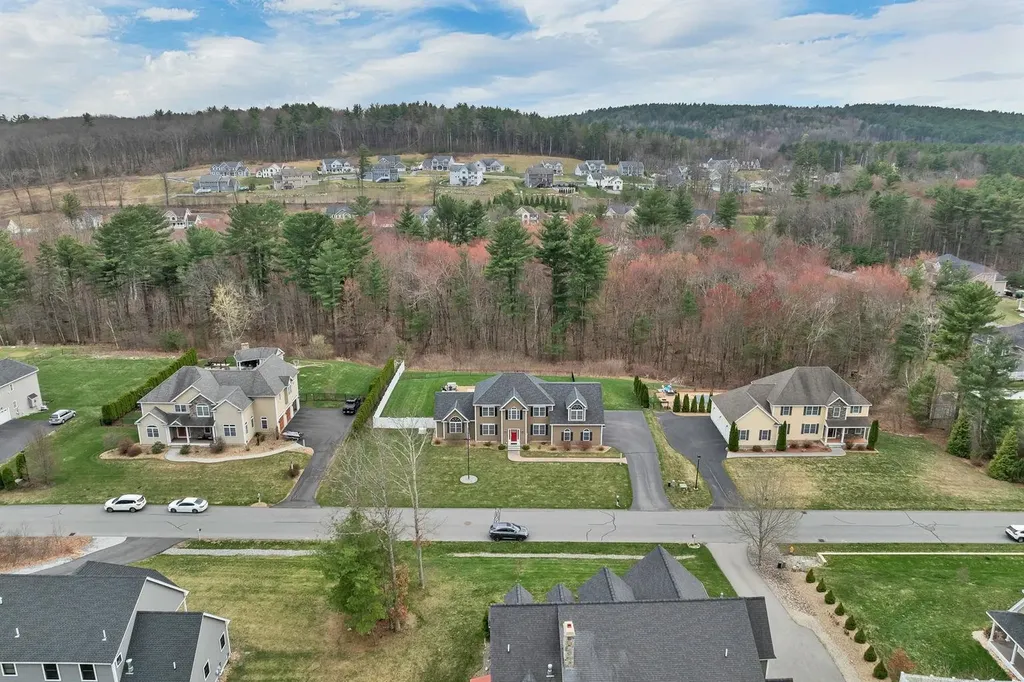 26 Lamplighter Lane Salem NH 03079