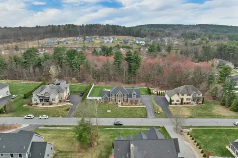26 Lamplighter Lane Salem NH 03079