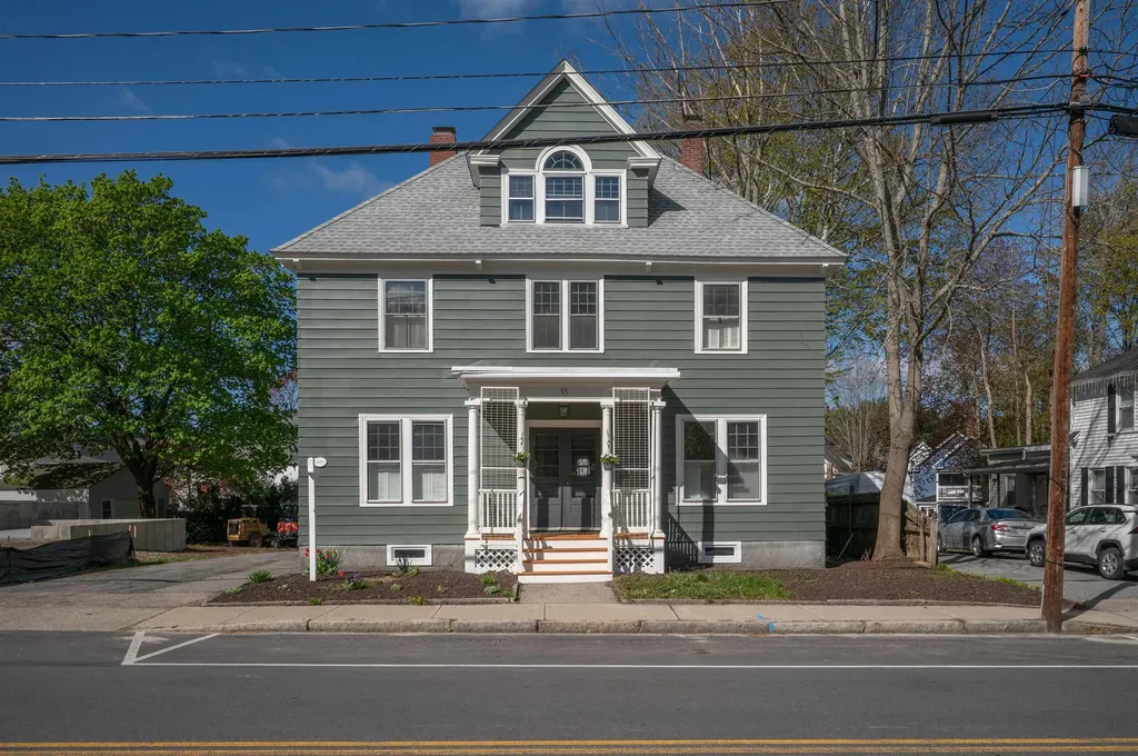 18 Manchester Street Nashua NH 03064-2110