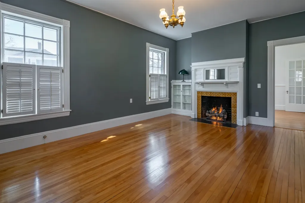 18 Manchester Street Nashua NH 03064-2110