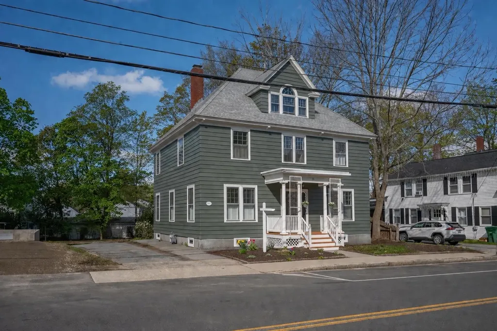 18 Manchester Street Nashua NH 03064-2110