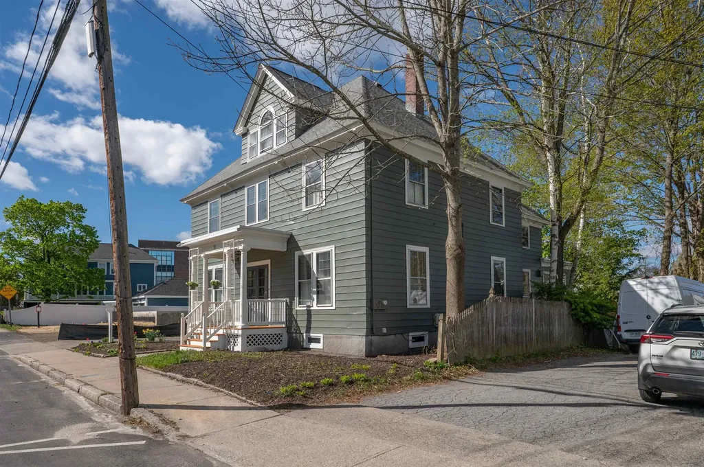 18 Manchester Street Nashua NH 03064-2110