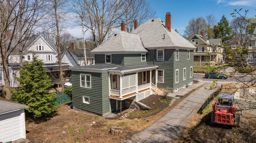 18 Manchester Street Nashua NH 03064-2110