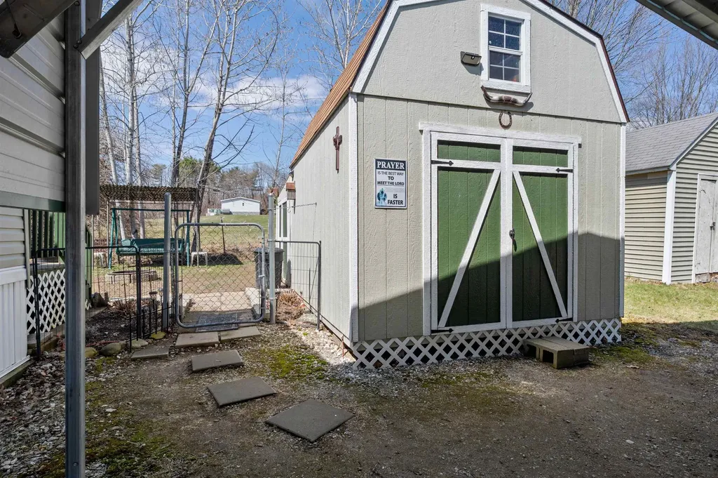 7 Lilac Lane Pittsfield NH 03263