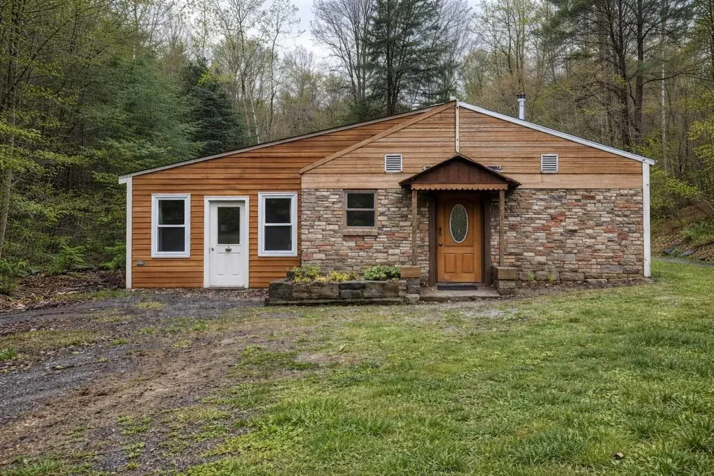 1526 Old River Road Hartford VT 05001