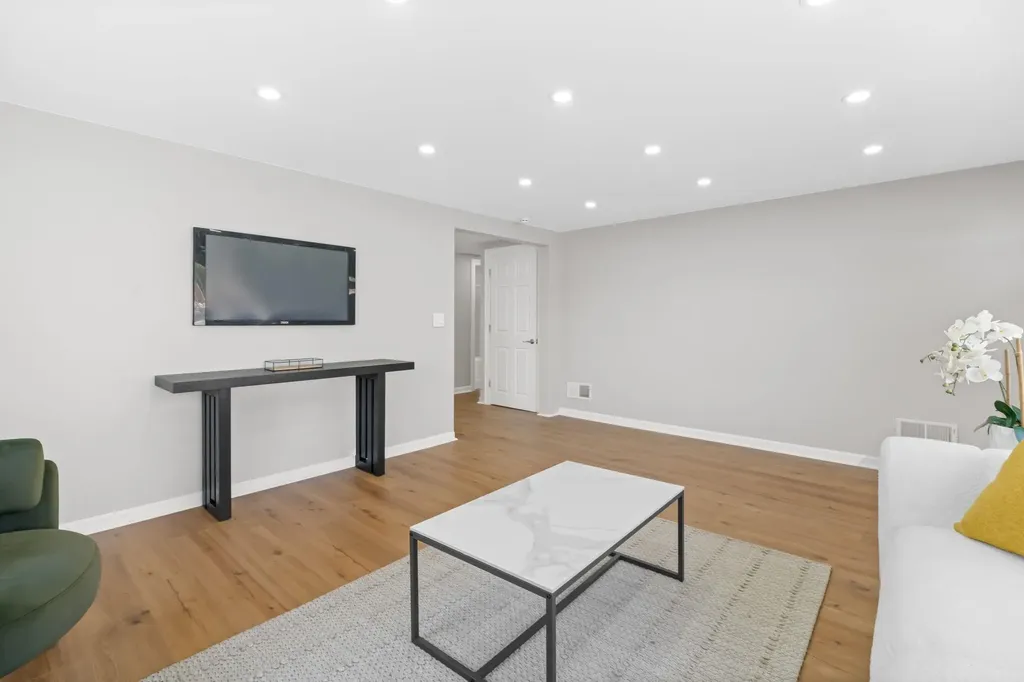 734 W Hollis Street Nashua NH 03062