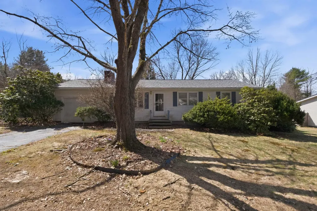 11 Thompson Avenue Hooksett NH 03106