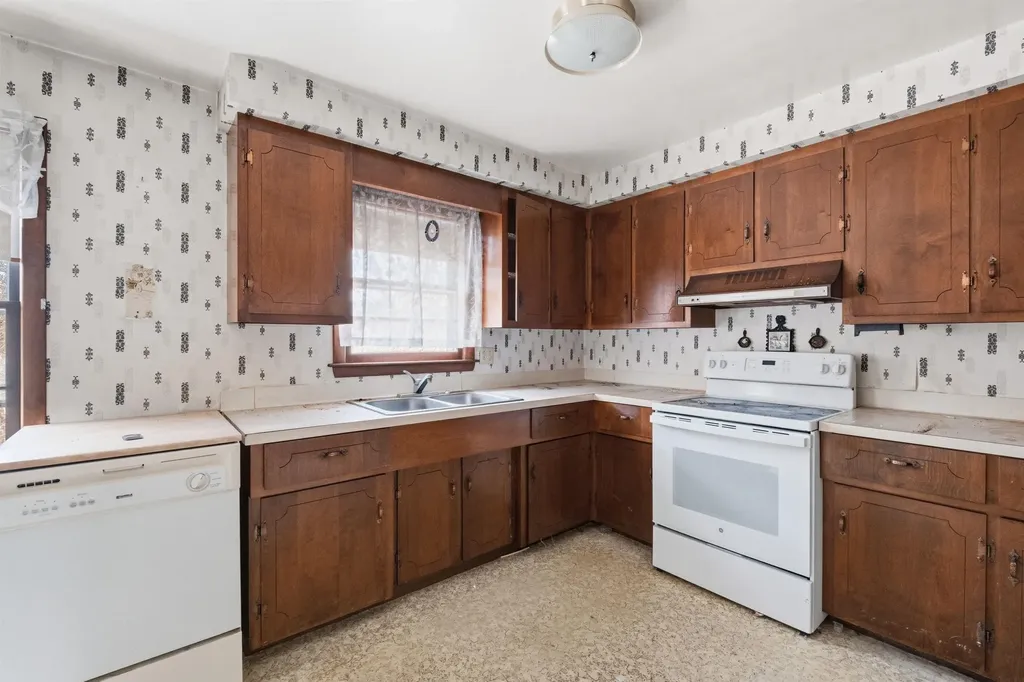11 Thompson Avenue Hooksett NH 03106