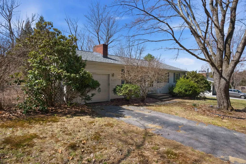 11 Thompson Avenue Hooksett NH 03106