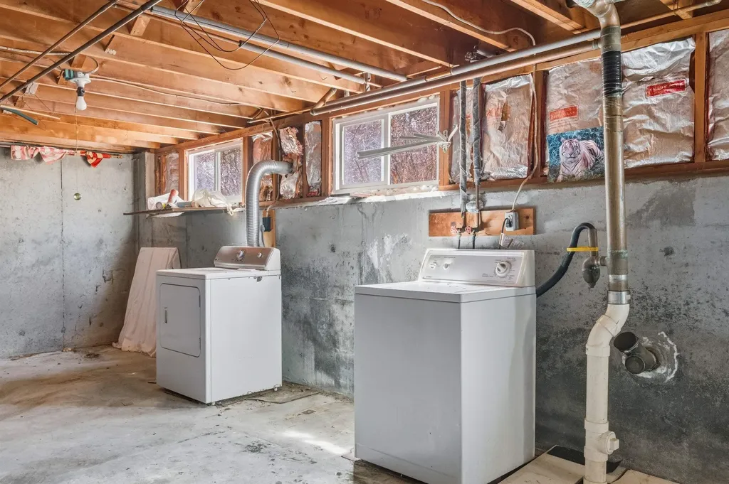 11 Thompson Avenue Hooksett NH 03106