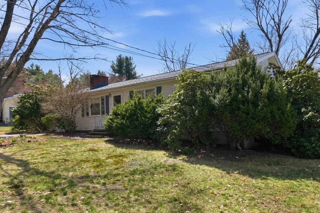 11 Thompson Avenue Hooksett NH 03106