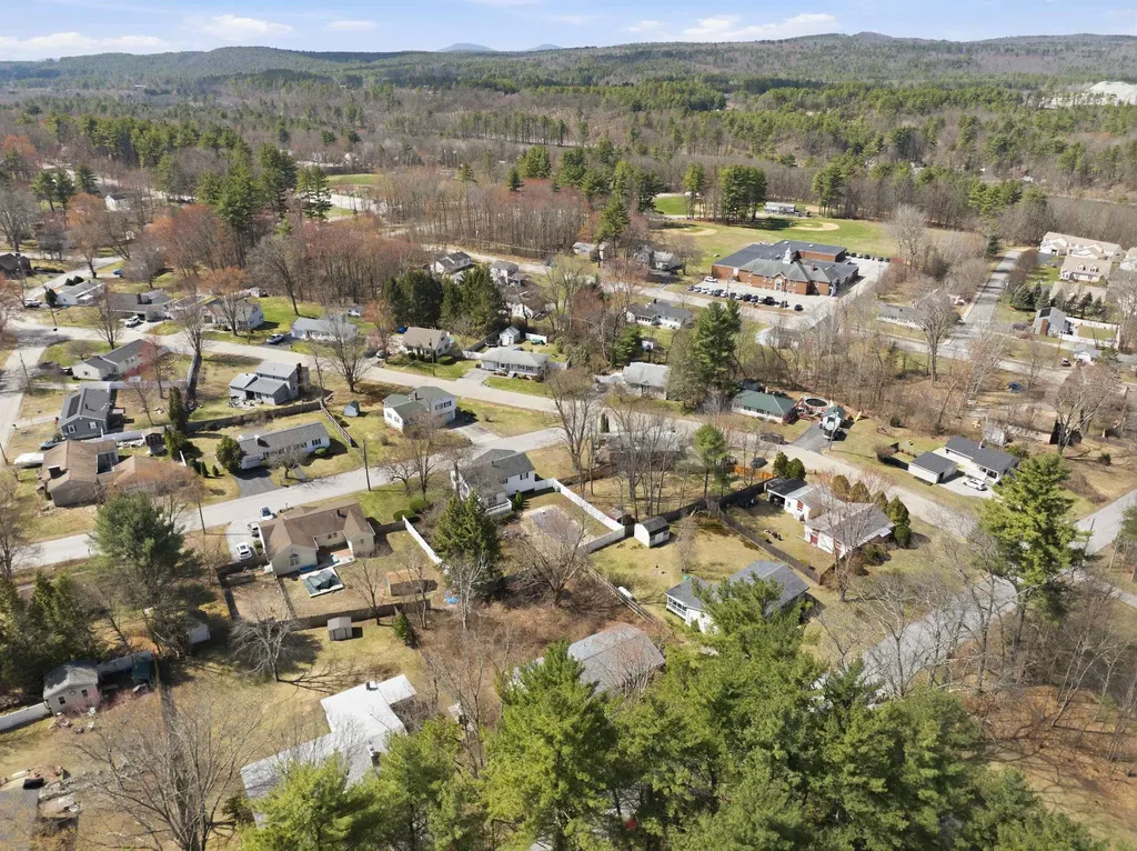 11 Thompson Avenue Hooksett NH 03106