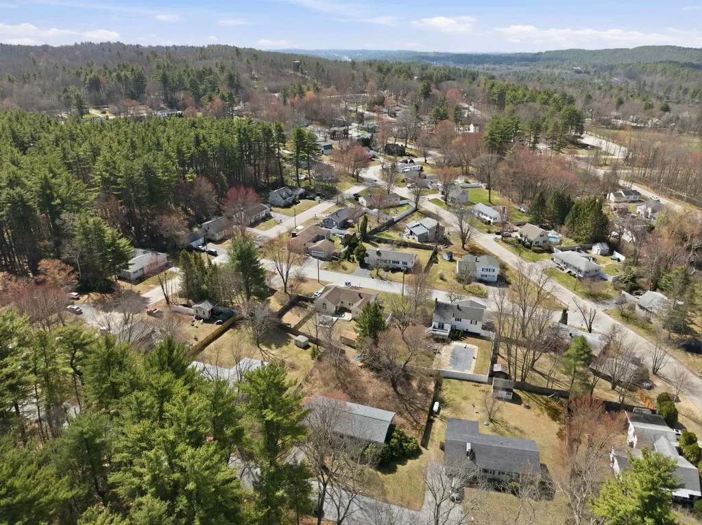 11 Thompson Avenue Hooksett NH 03106