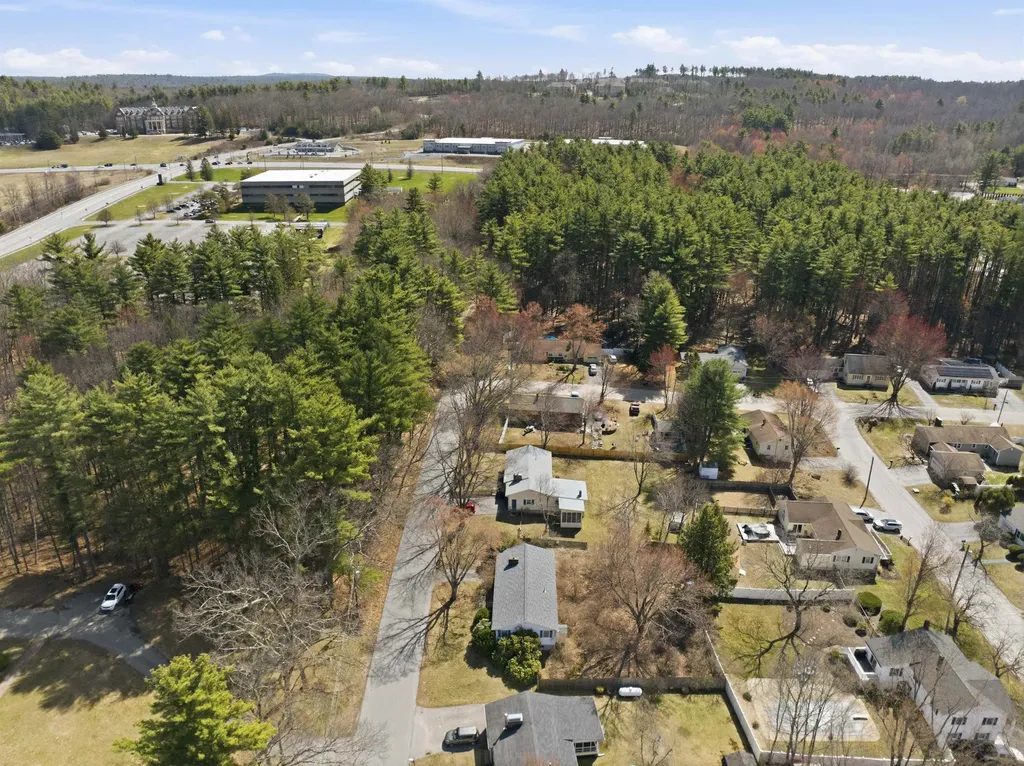 11 Thompson Avenue Hooksett NH 03106