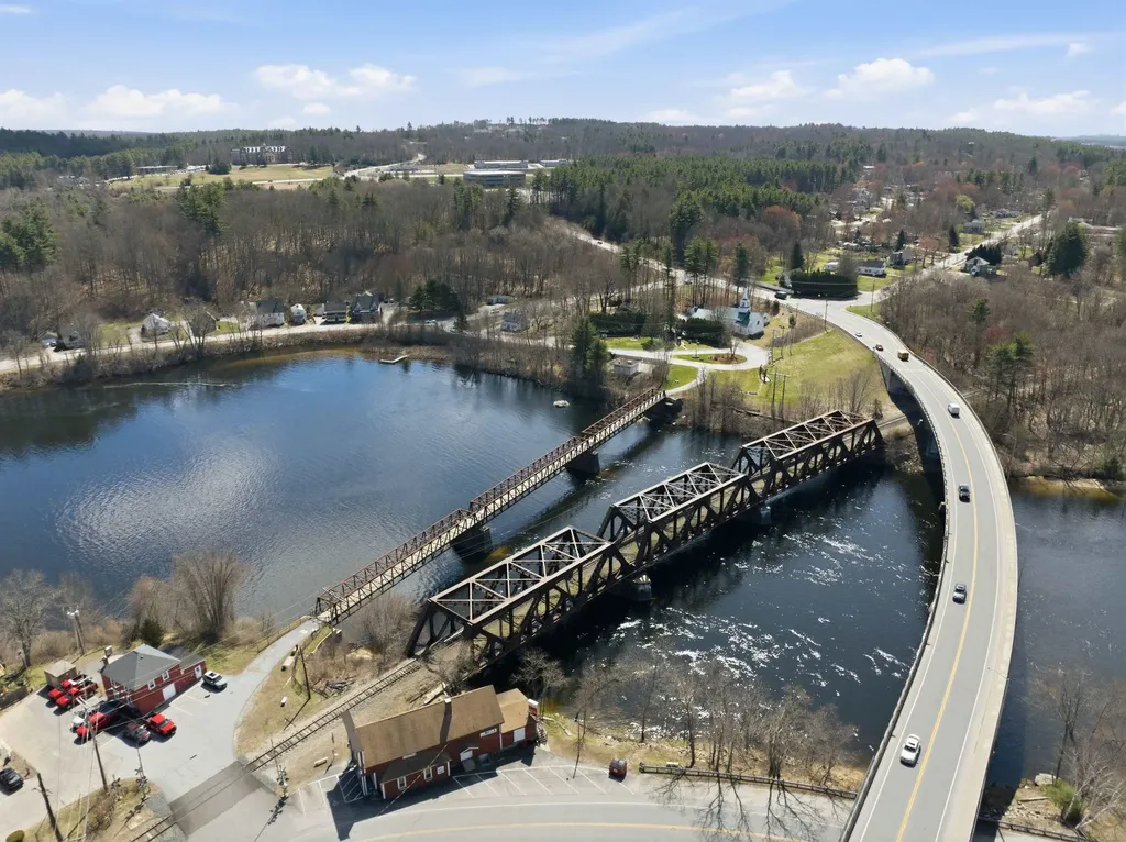 11 Thompson Avenue Hooksett NH 03106