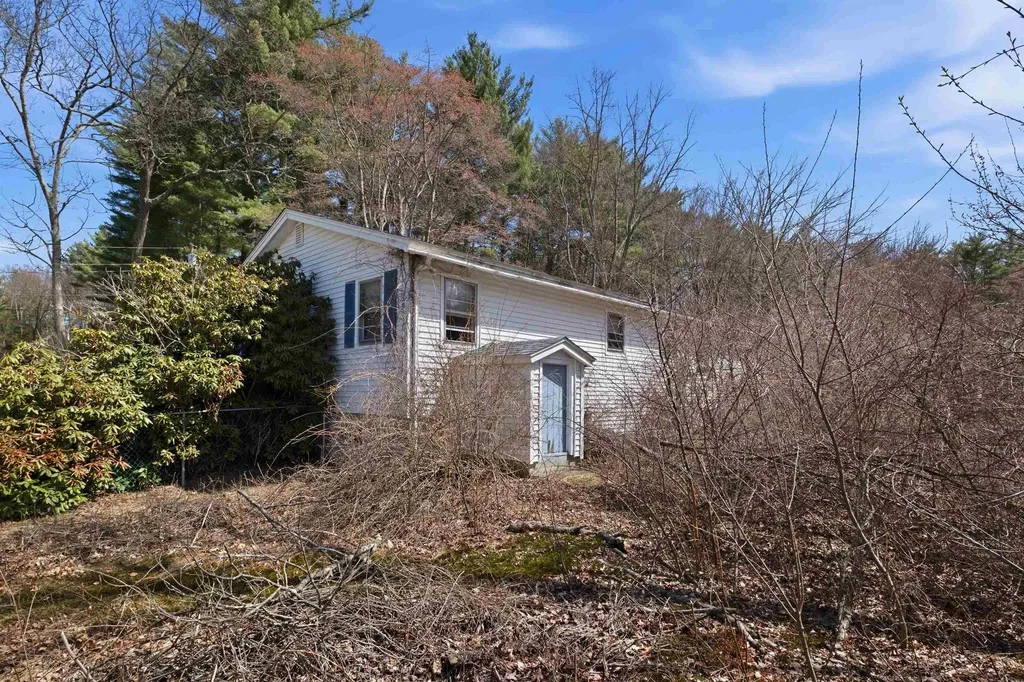 11 Thompson Avenue Hooksett NH 03106