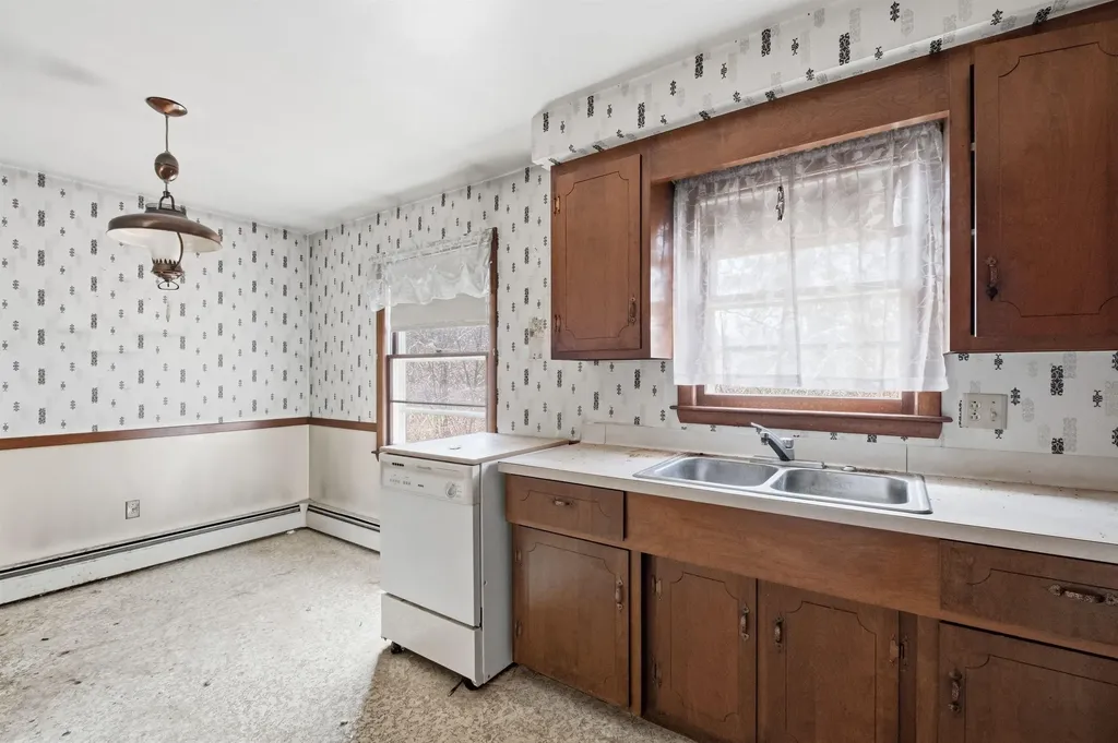 11 Thompson Avenue Hooksett NH 03106