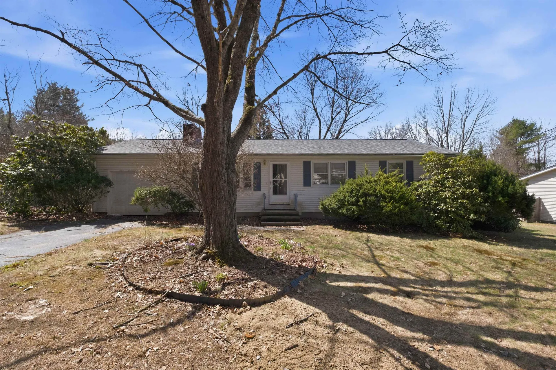11 Thompson Avenue Hooksett NH 03106