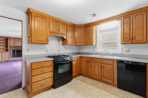 12 Colonial Circle Hampton NH 03842-3317