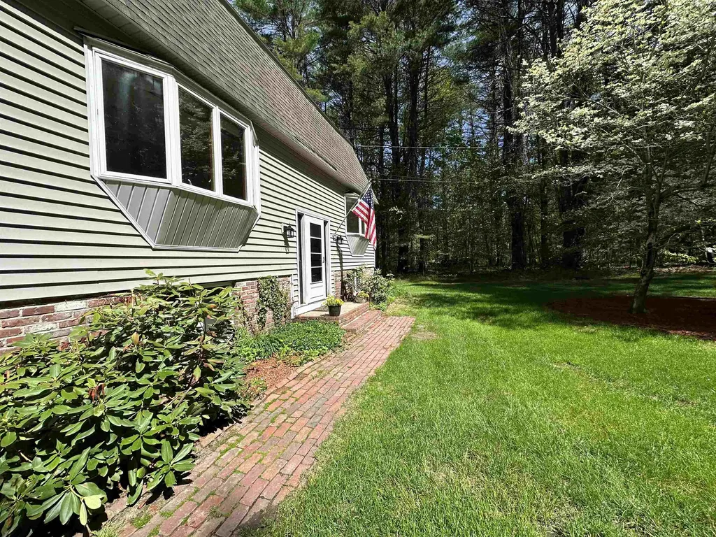 4 Schoolhouse Road Amherst NH 03031