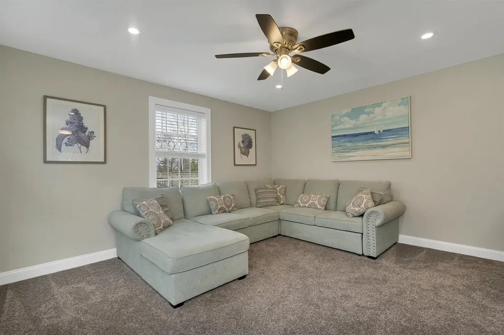 89 Pond Street Newton NH 03858