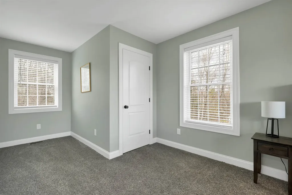 89 Pond Street Newton NH 03858
