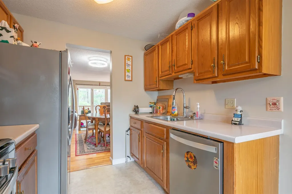 8 Bartemus Trail Nashua NH 03063
