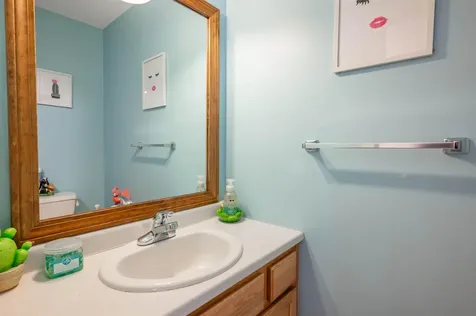 8 Bartemus Trail Nashua NH 03063