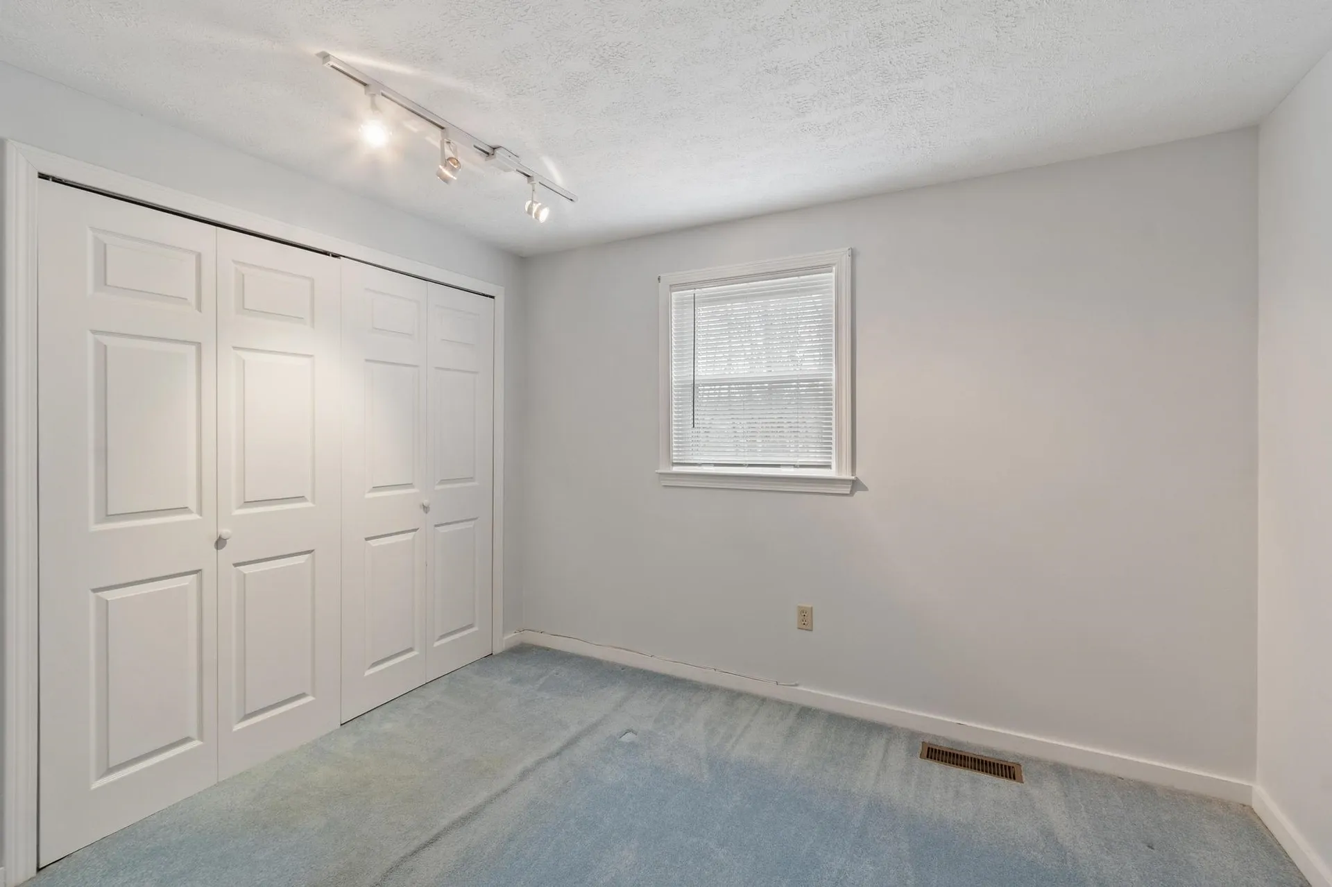 5 Rachel Court Derry NH 03038