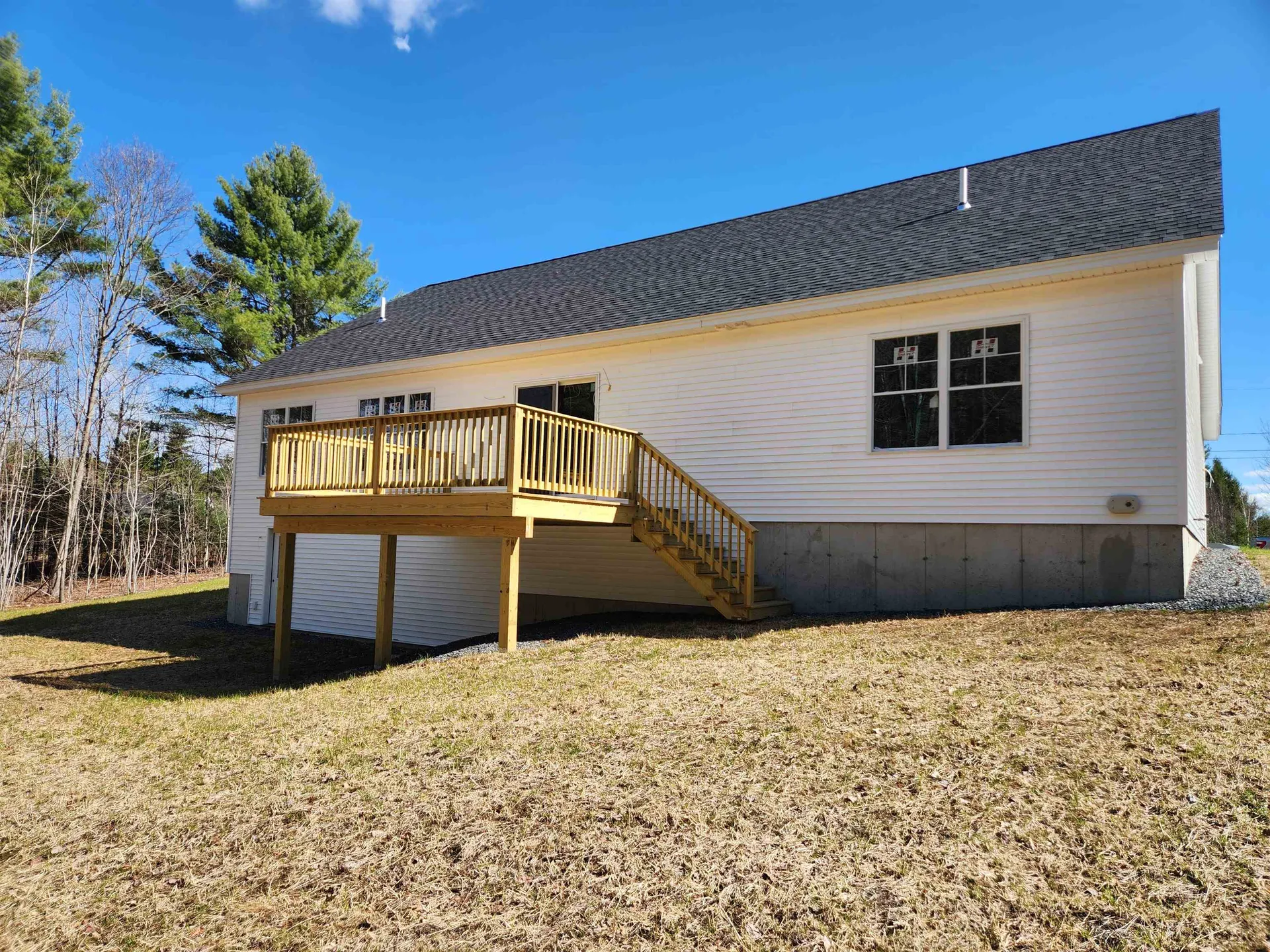 27 Riverview Road Newport NH 03773