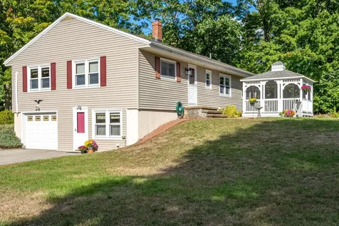 18 Center Circle Plaistow NH 03865