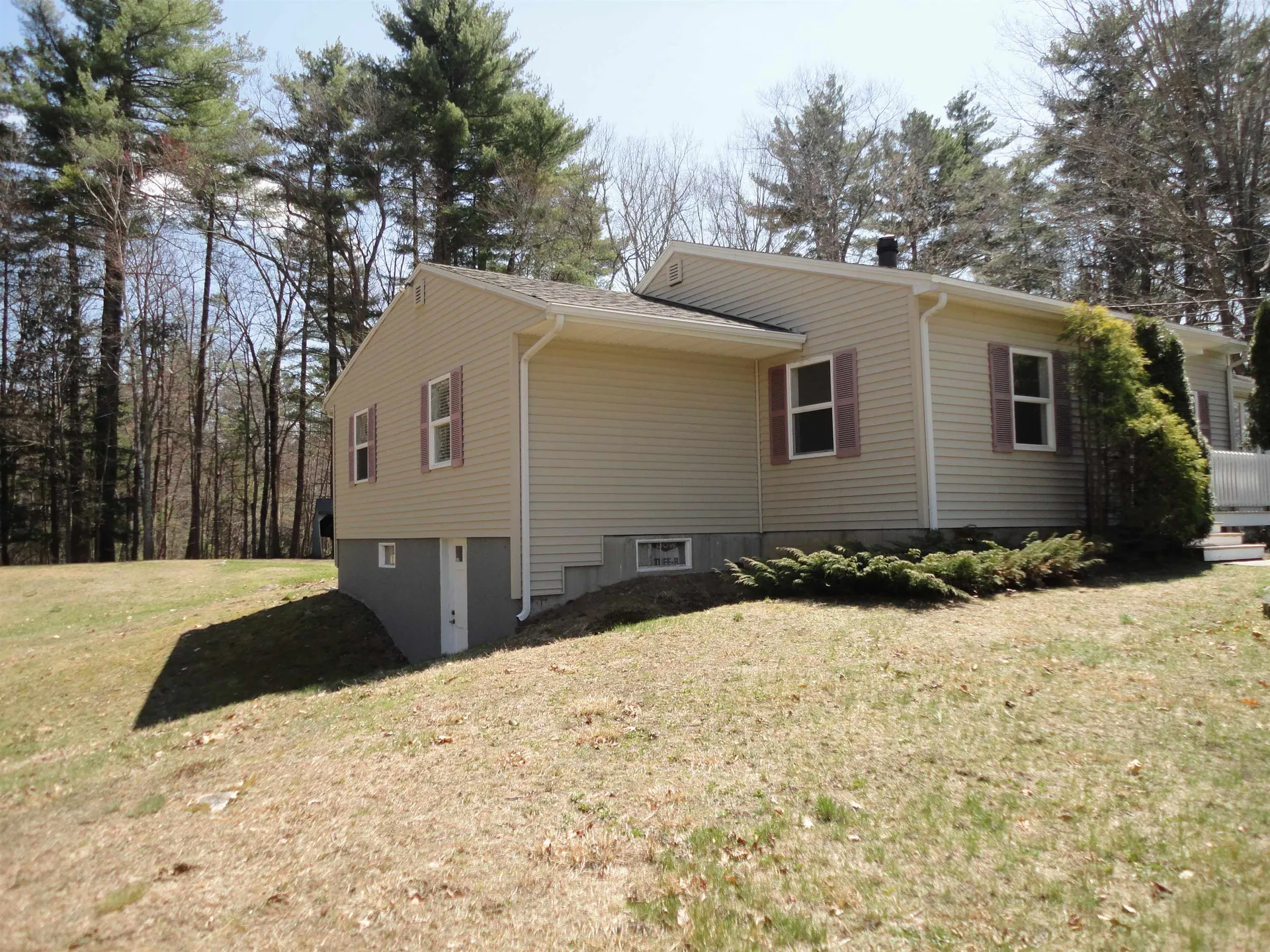 13 Hall Road Londonderry NH 03053