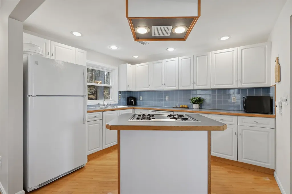 21 Brook Drive Hudson NH 03051