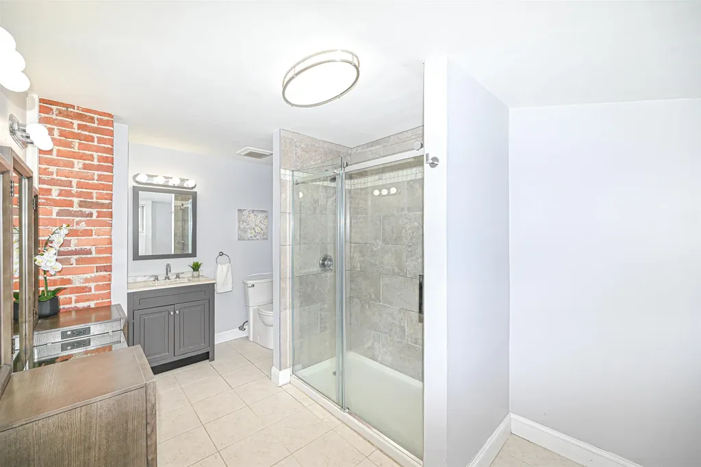 16 Hale Avenue Hooksett NH 03106