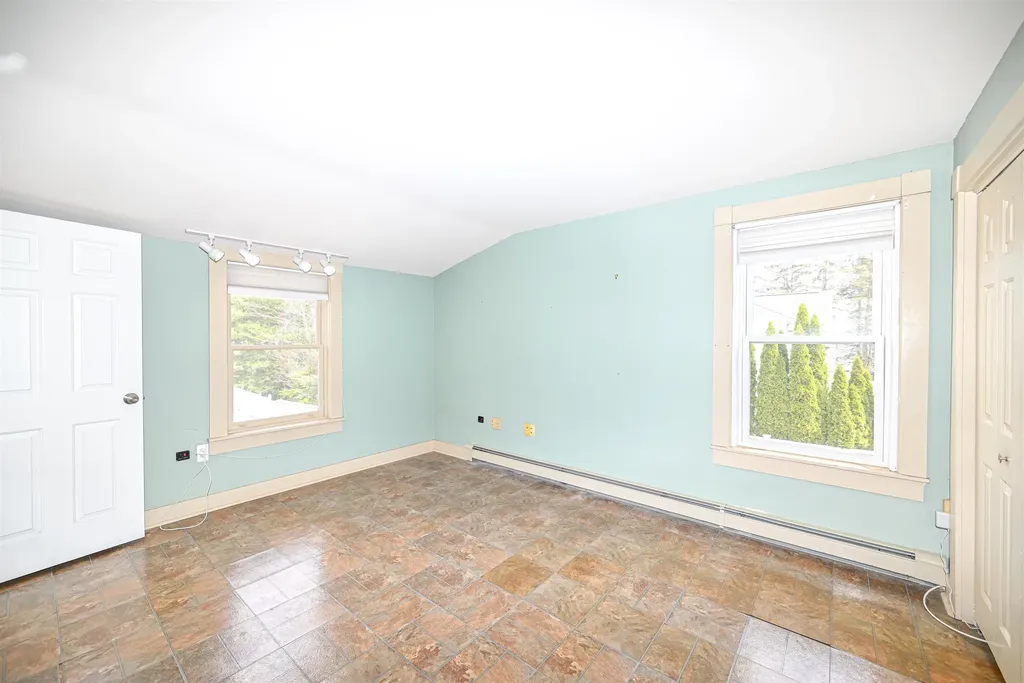 16 Hale Avenue Hooksett NH 03106