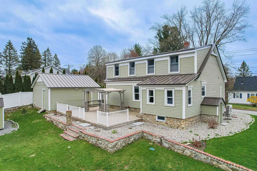 16 Hale Avenue Hooksett NH 03106